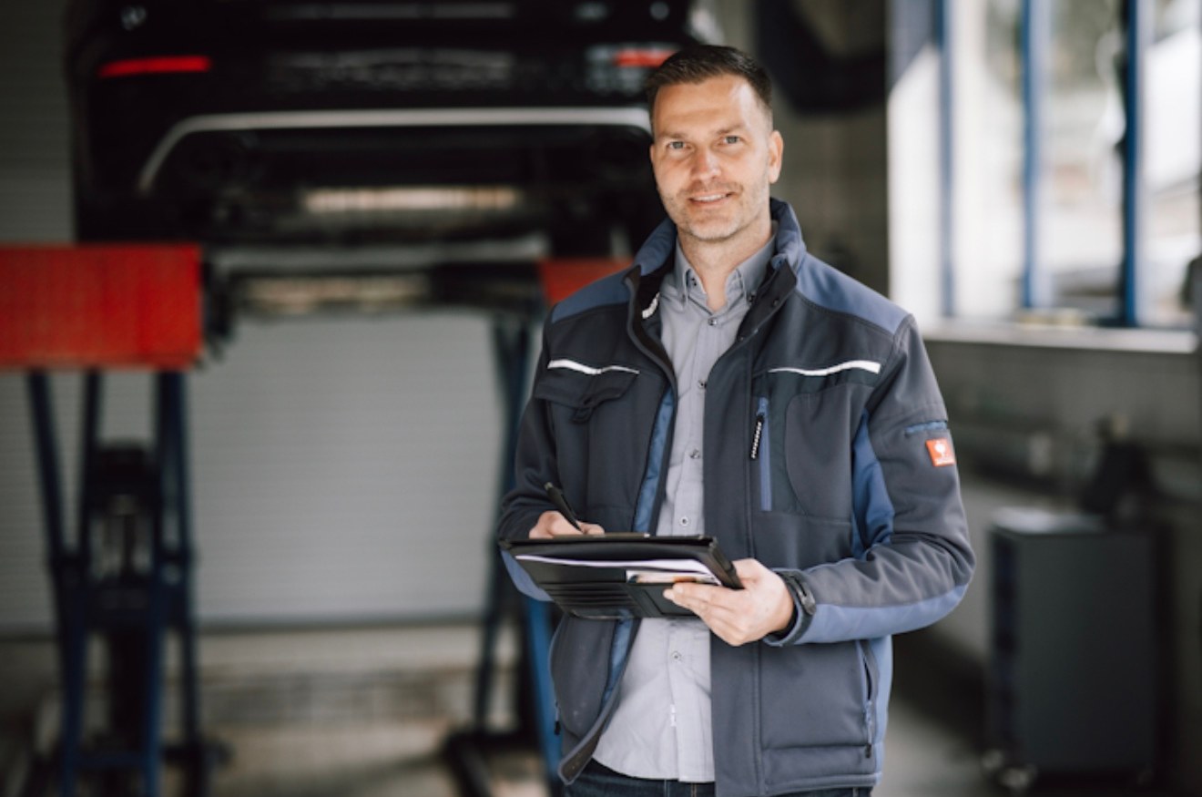 Porträt von Jens Streubel mit Tablet in der Werkstatt
